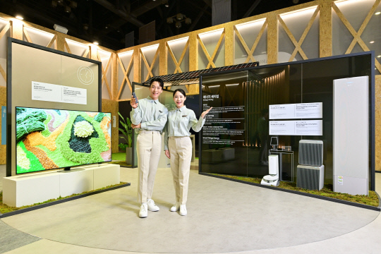 25~27일 부산 벡스코에서 열리는 '기후산업국제박람회(WCE 2023)' 삼성홍보관에서 삼성전자 모델이 전시를 소개하고 있다. 삼성전자 제공